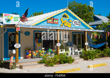 Boutique de souvenirs et d'équipements de sports nautiques avec Yolo adirondack chaises et hamac dans le centre-ville de Captiva Island, en Floride, USA Banque D'Images
