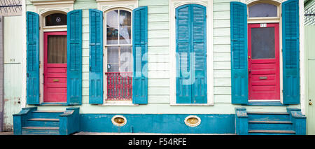 Couleur lumineuse traditionnelle créole Accueil chalet à clin dans Faubourg Marigny quartier historique de La Nouvelle-Orléans, États-Unis Banque D'Images