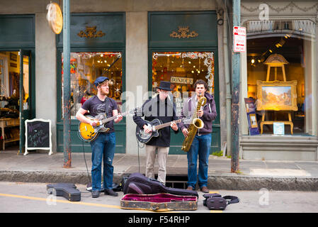 Le saxophoniste de jazz et guitariste de vivre arts de performance sur coin de rue dans le quartier français, la Nouvelle Orléans, USA Banque D'Images