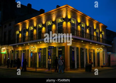 Kiosque à musique live blues club dans la célèbre Bourbon Street dans le quartier français de La Nouvelle-Orléans, États-Unis Banque D'Images