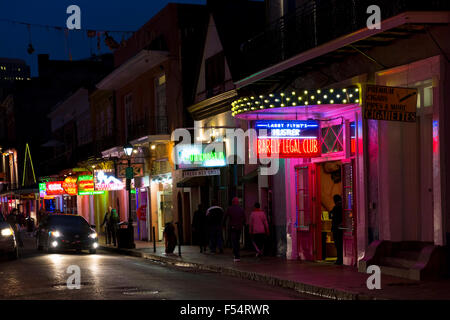 Scène de rue à célèbre Bourbon Street dans le quartier français de La Nouvelle-Orléans, États-Unis Banque D'Images