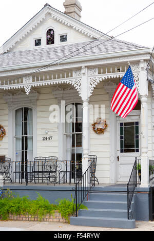 Clin traditionnel cottage créole accueil avec stars and stripes flag dans Faubourg Marigny quartier historique de La Nouvelle-Orléans, États-Unis Banque D'Images