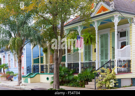 Clin traditionnel cottage créole accueil et stars and stripes flag dans Faubourg Marigny quartier historique de La Nouvelle-Orléans, États-Unis Banque D'Images