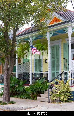 Clin traditionnel cottage créole accueil et stars and stripes flag dans Faubourg Marigny quartier historique de La Nouvelle-Orléans, États-Unis Banque D'Images