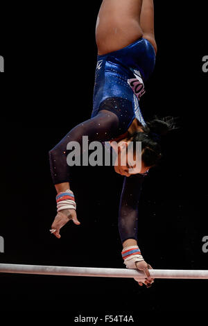 27 octobre, 2015 - ELISSA DOWNIE du Royaume-Uni est en concurrence sur les bars au cours de l'équipe féminine en finale du Championnat du Monde 2015 Gymnastique tenu à Glasgow, Royaume-Uni. L'équipe du Royaume-Uni a gagné la médaille de bronze, sa première médaille de l'équipe à un championnat du monde. Credit : Amy Sanderson/ZUMA/Alamy Fil Live News Banque D'Images