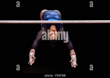 27 octobre, 2015 - ELISSA DOWNIE du Royaume-Uni est en concurrence sur les bars au cours de l'équipe féminine en finale du Championnat du Monde 2015 Gymnastique tenu à Glasgow, Royaume-Uni. L'équipe du Royaume-Uni a gagné la médaille de bronze, sa première médaille de l'équipe à un championnat du monde. Credit : Amy Sanderson/ZUMA/Alamy Fil Live News Banque D'Images