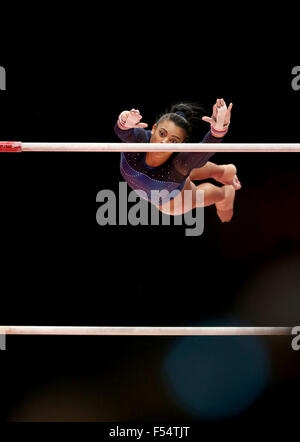 Glasgow, Ecosse. 27 Oct, 2015. La Grande-Bretagne participe à la gymnaste Elissa Downie sur les barres de la concurrence l'équipe féminine en finale à la 46e Championnats du monde de gymnastique artistique à l'ETI Hydro Arena de Glasgow, Ecosse, Grande-Bretagne le 27 octobre 2015. La Grande-Bretagne a gagné la médaille de bronze avec un score de 172,380 points. Credit : Han Yan/Xinhua/Alamy Live News Banque D'Images