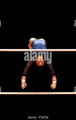 Glasgow, Ecosse. 27 Oct, 2015. La Grande-Bretagne participe à la gymnaste Elissa Downie sur les barres de la concurrence l'équipe féminine en finale à la 46e Championnats du monde de gymnastique artistique à l'ETI Hydro Arena de Glasgow, Ecosse, Grande-Bretagne le 27 octobre 2015. La Grande-Bretagne a gagné la médaille de bronze avec un score de 172,380 points. Credit : Han Yan/Xinhua/Alamy Live News Banque D'Images