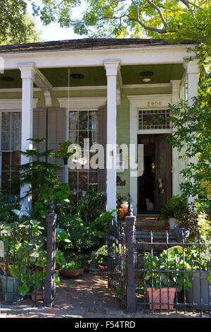 Chalet en bois traditionnel maison avec des colonnes dans le Garden District de La Nouvelle-Orléans, Louisiane, Etats-Unis Banque D'Images