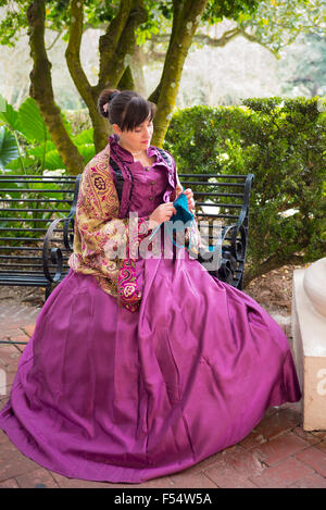 Tour guide en costume historique knitting at Oak Alley plantation antebellum mansion house par Mississippi à vacherie, USA Banque D'Images