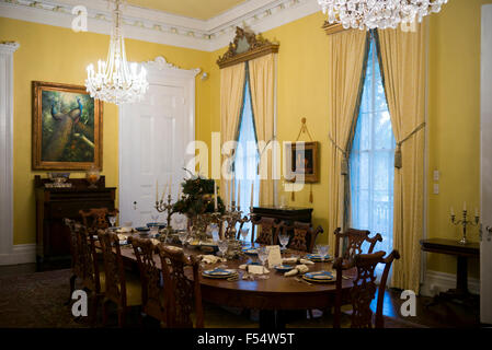 Nottoway Plantation 19e siècle antebellum mansion salle à manger avec les paramètres de table et d'un lustre en Louisiane, USA Banque D'Images