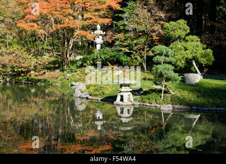 Étang et lanternes en pierre japonaises dans le jardin commémoratif de Nitobe, Université de la Colombie-Britannique, Vancouver, Canada Banque D'Images