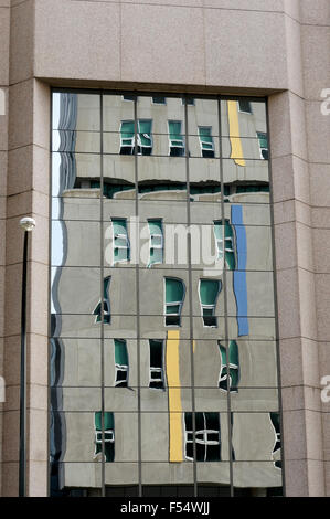 Gordon et Leslie Diamond Centre de soins de santé reflète dans une fenêtre en verre vitrage, de l'Hôpital général de Vancouver, BC, Canada Banque D'Images