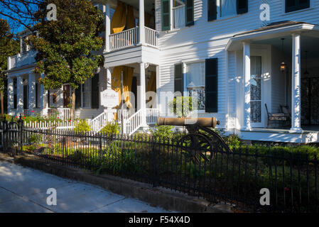 Datant du 19e siècle hôtel particulier, Soleil Levant, offrant un hébergement de type bed & breakfast dans la région de Natchez, Mississippi, USA Banque D'Images