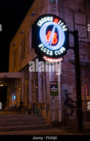 En néon à Morgan Freeman's Ground Zero Blues Club à Delta Street à Clarksdale - berceau de le blues du Mississippi, USA Banque D'Images