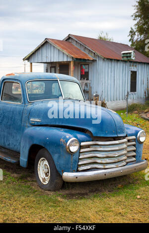 Vieille camionnette Chevrolet 3100 par guest cabane à l'Habiter Inn cotton pickers hôtel thématique, Clarksdale, Mississippi, États-Unis Banque D'Images