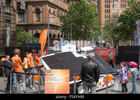 Sydney, Australie. 28 Oct, 2015. Voitures néerlandaise Nuon Solar Team et Twente terminent 1e et 2e dans l'éprouvante course de 3000km de course entre Banque D'Images