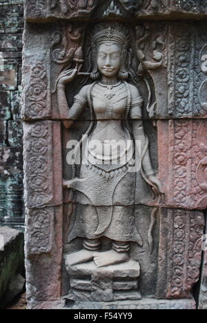 Danseuse Apsara bas-relief à Banteay Kdei Temple dans la région d'Angkor près de Siem Reap, au Cambodge. Banque D'Images