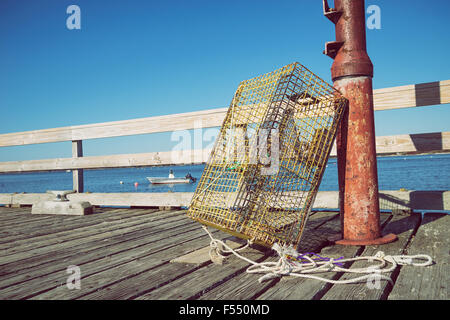 Casier à homard à un quai de pêche sur la côte du Maine, New England Banque D'Images