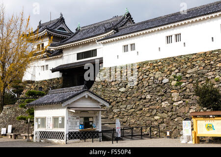 Le Japon, château de Wakayama. Ninomon Yagura, gardant la tourelle Kusunoki, également connu sous le Ninomon porte à l'intérieur composé, Honmaru. Banque D'Images