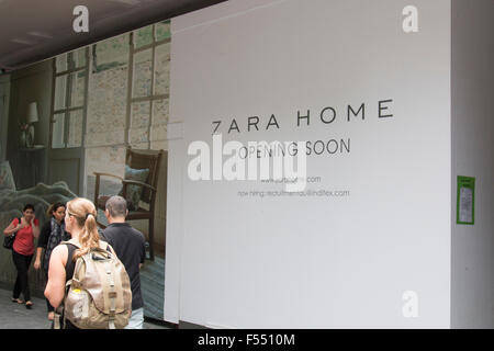 Sydney, Australie. 28 Oct, 2015. L'Espagnol Zara géant de la vente au détail s'approche de l'ouverture de son magasin, à Sydney's Pitt Street, à quelques mètres de son magasin de vêtements Zara existant dans Pitt Street. Modèle : crédit10/Alamy Live News Banque D'Images