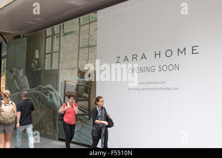 Sydney, Australie. 28 Oct, 2015. L'Espagnol Zara géant de la vente au détail s'approche de l'ouverture de son magasin, à Sydney's Pitt Street, à quelques mètres de son magasin de vêtements Zara existant dans Pitt Street. Modèle : crédit10/Alamy Live News Banque D'Images