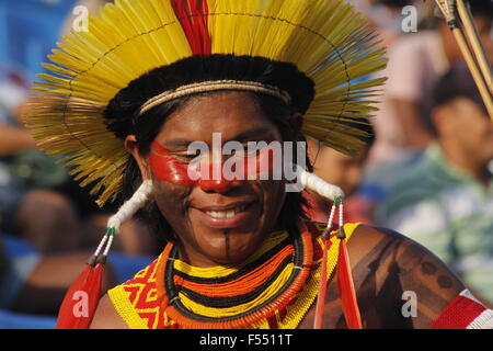 Palmas, Brésil. 27 Oct, 2015. Une personne sourit durant la première population autochtone des Jeux, en Palmas, de l'état de Tocantins, Brésil, le 27 octobre 2015. Les populations autochtones se tiendront jusqu'au 31 octobre avec la participation de 1 800 athlètes autochtones qui sont de 1 100 700 et d'autres ethnies du Brésil sont venus de 23 pays. Credit : Juvenal Pereira/AGENCIA ESTADO/Xinhua/Alamy Live News Banque D'Images