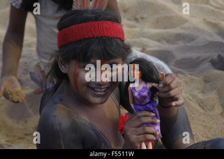 Palmas, Brésil. 27 Oct, 2015. Une fille pose avec sa poupée pendant la première population autochtone des Jeux, en Palmas, de l'état de Tocantins, Brésil, le 27 octobre 2015. Les populations autochtones se tiendront jusqu'au 31 octobre avec la participation de 1 800 athlètes autochtones qui sont de 1 100 700 et d'autres ethnies du Brésil sont venus de 23 pays. Credit : Juvenal Pereira/AGENCIA ESTADO/Xinhua/Alamy Live News Banque D'Images