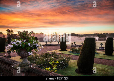 Lever du soleil sur la terrasse de Bowood House dans le Wiltshire. Banque D'Images