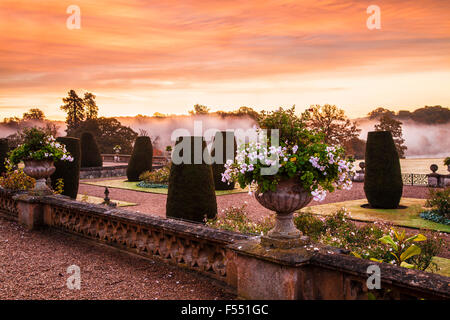 Lever du soleil sur la terrasse de Bowood House dans le Wiltshire. Banque D'Images