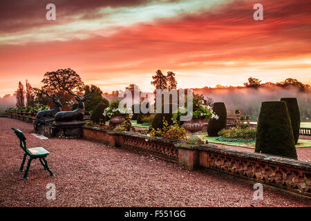 Lever du soleil sur la terrasse de Bowood House dans le Wiltshire. Banque D'Images