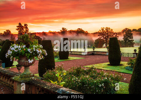 Lever du soleil sur la terrasse de Bowood House dans le Wiltshire. Banque D'Images