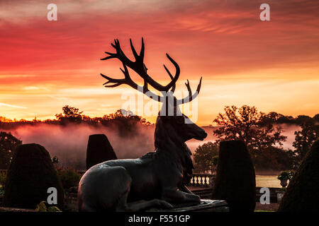 Lever du soleil sur la terrasse de Bowood House dans le Wiltshire. Banque D'Images