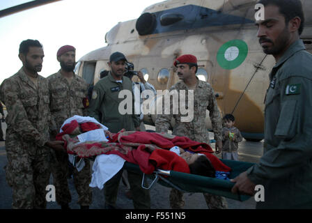 Peshawar. 27 Oct, 2015. Des soldats pakistanais transférer une femme blessée après le grave tremblement de terre dans le nord-ouest de Peshawar au Pakistan, le 27 octobre 2015. Le ministre de l'information pakistanais Pervaiz Rashid a dit mardi que le pays n'aurait pas demander de l'aide internationale pour les populations touchées par le puissant séisme qui a tué près de 250 personnes et déplacé des milliers d'autres. Credit : Umar Qayyum/Xinhua/Alamy Live News Banque D'Images