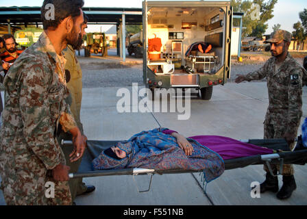 Peshawar. 27 Oct, 2015. Des soldats pakistanais transférer une femme blessée après le grave tremblement de terre dans le nord-ouest de Peshawar au Pakistan, le 27 octobre 2015. Le ministre de l'information pakistanais Pervaiz Rashid a dit mardi que le pays n'aurait pas demander de l'aide internationale pour les populations touchées par le puissant séisme qui a tué près de 250 personnes et déplacé des milliers d'autres. Credit : Umar Qayyum/Xinhua/Alamy Live News Banque D'Images