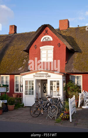 DEU, Allemagne, Schleswig-Holstein, Mer du Nord, île d'Amrum, restaurant Preesters teintes à Nebel. DEU, Allemagne, Schleswig-Hol Banque D'Images