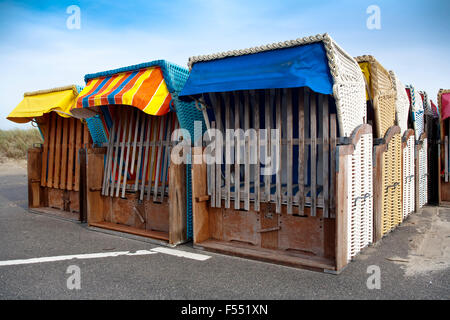 DEU, Allemagne, Schleswig-Holstein, Mer du Nord, île d'Amrum, chaises de plage à Nebel. DEU, Allemagne, Schleswig-Holstein, Nord Banque D'Images