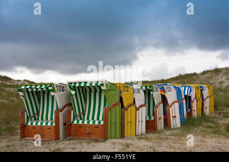 DEU, Allemagne, Schleswig-Holstein, Mer du Nord, Amrum island, chaises de plage dans les dunes près de Nebel. DEU, Deutschland, Schleswi Banque D'Images