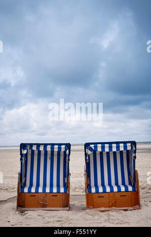 DEU, Allemagne, Schleswig-Holstein, Mer du Nord, Amrum island, chaises de plage à la plage près de Kniepsand Norddorf. DEU, Deutschland Banque D'Images