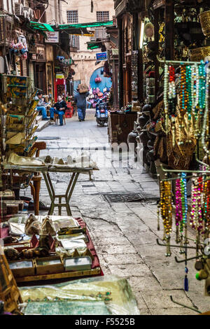 Souvenirs de voyage dans une rue secondaire du souk Khan el-Khalili au Caire. Banque D'Images