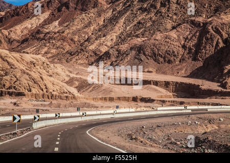 Le paysage désertique de la péninsule du Sinaï, sur la route du Caire à Dahab en Egypte. Banque D'Images