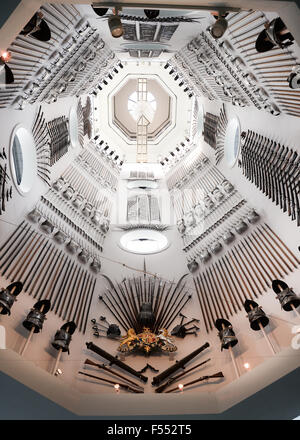 Royal Armouries Museum. Jusqu'à l'escalier principal dans le hall de l'acier un magnifique exemple d'armes et armures. Banque D'Images