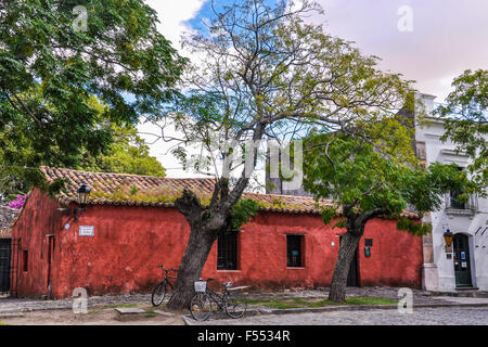 Vieux bâtiments coloniaux sur la rue de Colonia del Sacramento, une ville coloniale en Uruguay. Banque D'Images