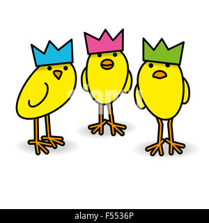 Trois Poussins jaune Cool wearing Party Hats regardant fixement vers l'appareil photo sur fond blanc Banque D'Images