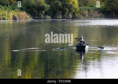 La pêche au saumon sur le Tweed dans la 'backend' sur la frontière écossaise à Norham et Ladykirk Banque D'Images