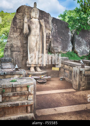 Avukana Kekirawa près de Statue de Bouddha, le Sri Lanka Banque D'Images