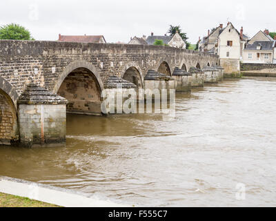 Pont sur l'inondation à Montrichard. Le pont a été construit pendant le règne de l'Plantagenêts (12ème siècle). Banque D'Images