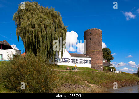 Europa, Deutschland, Nordrhein-Westfalen, Rees am Niederrhein, das Hotel und der Muehlenturm an der Rheinpromenade. Banque D'Images