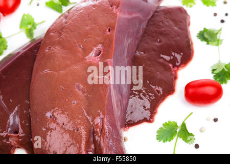 Morceau de foie de boeuf à partir de matières premières d'un côté sur le fond blanc. pour la publicité, promo, bannière ou imprimer Banque D'Images