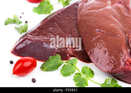 Morceau de foie de boeuf à partir de matières premières d'un côté sur le fond blanc. pour la publicité, promo, bannière ou imprimer Banque D'Images